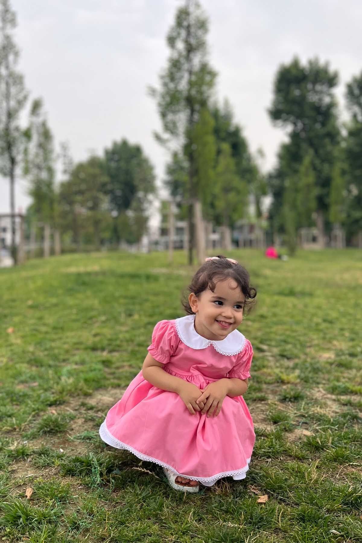 Babykleid aus rosa Popeline mit Spitzendetail und Kragen