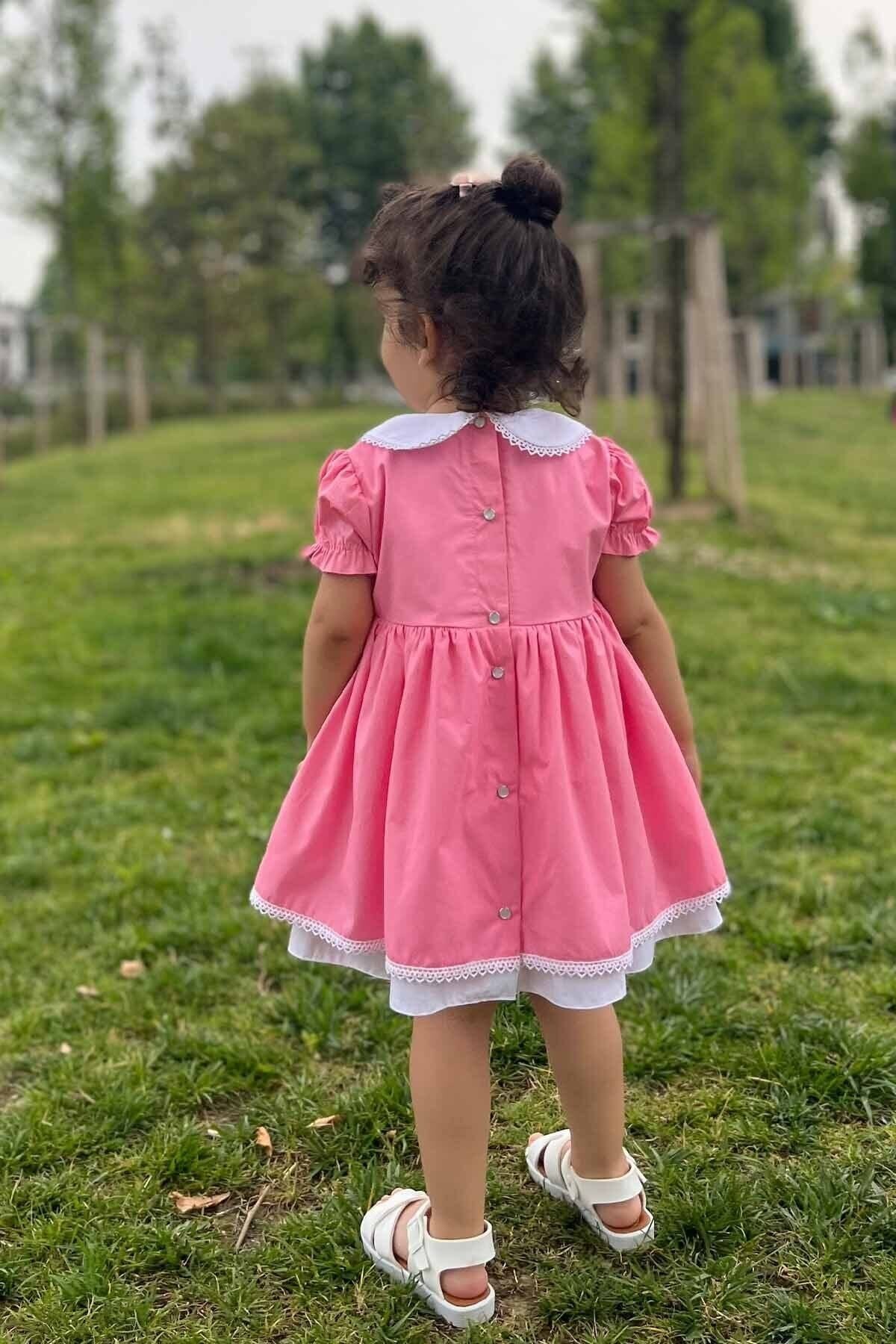 Babykleid aus rosa Popeline mit Spitzendetail und Kragen