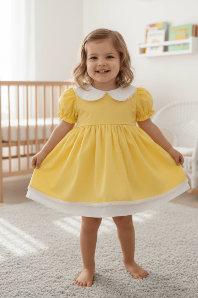 Gelbes Babykleid mit Spitzendetail am Kragen