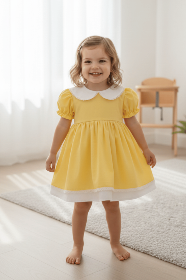 Gelbes Babykleid mit Spitzendetail am Kragen