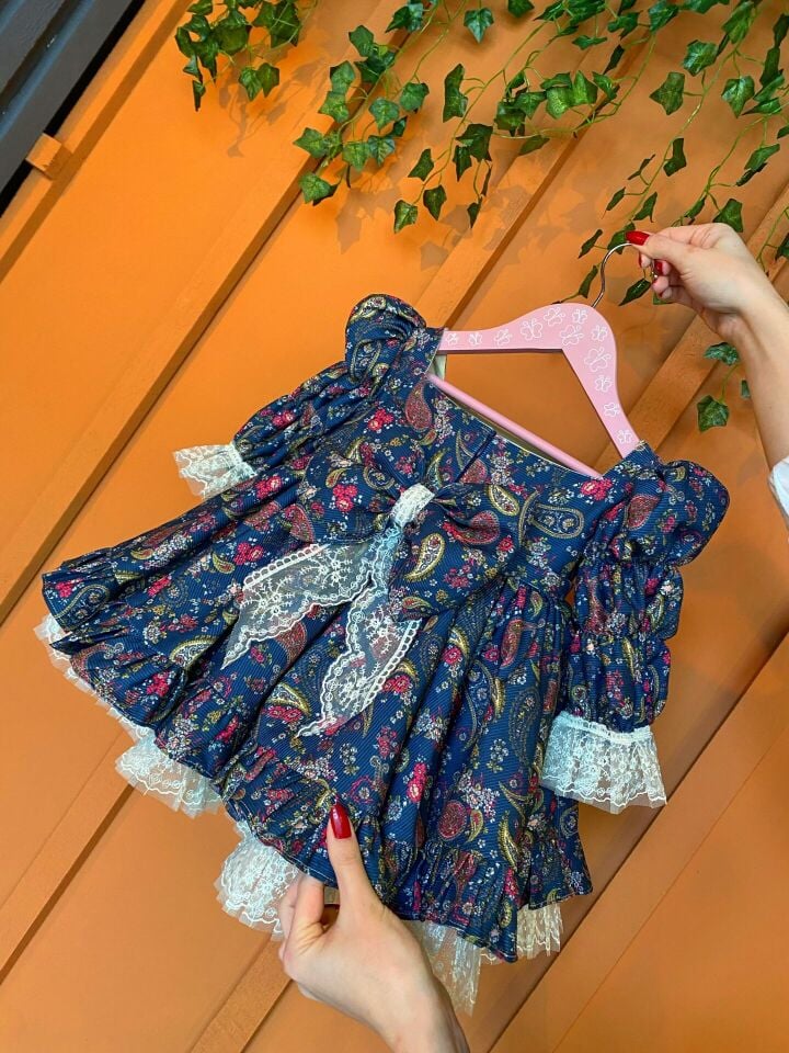 Ausgestelltes Abendkleid aus samtig strukturiertem Cord für Mädchen und Babys im Weihnachtsmann-Design