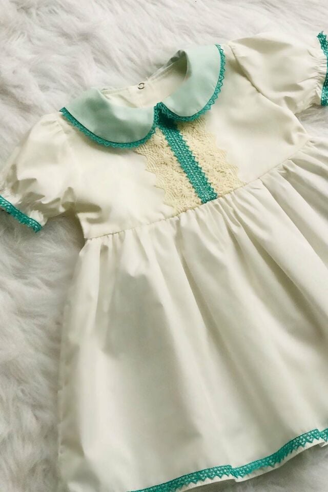 Yeşil Bebe Yaka Dantel Ve Fiyonk Detaylı Özel Tasarım Ekru Kız Çocuk Bebek Elbise