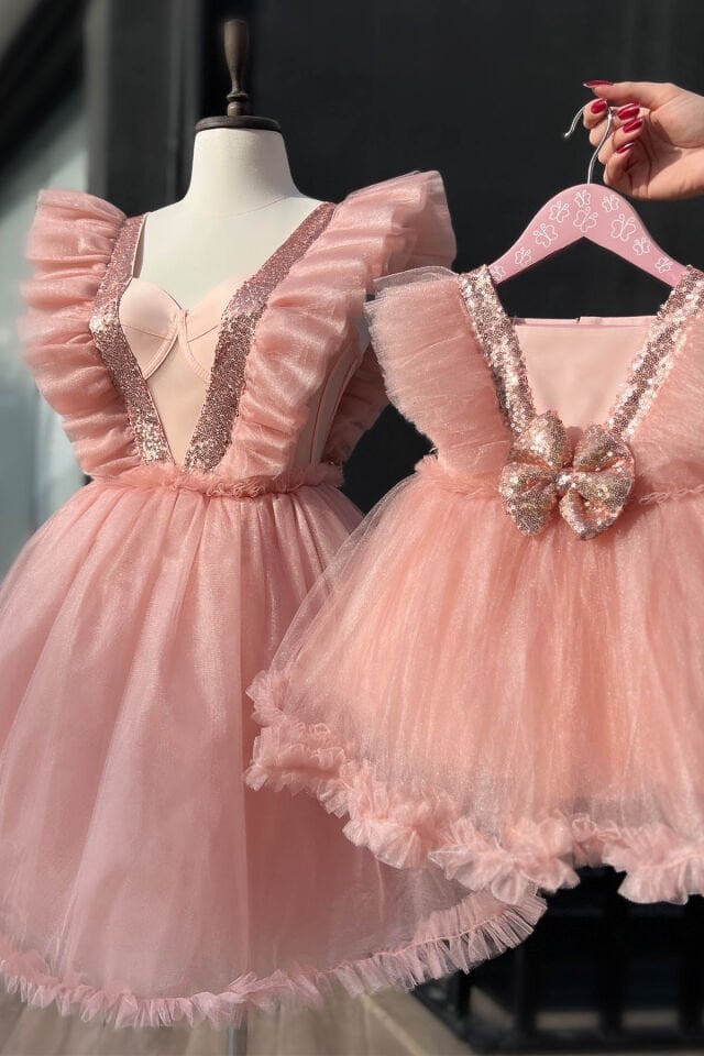 Lachsfarbenes Mutter-Tochter-Baby-Abendkleid mit Kristallen (Preis nicht inbegriffen)