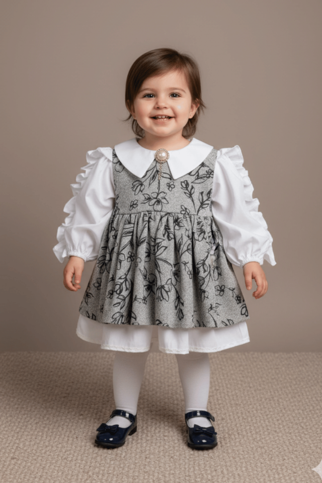 Graues Babykleid aus gestrickter Baumwolle mit gerafften Ärmeln und Brosche