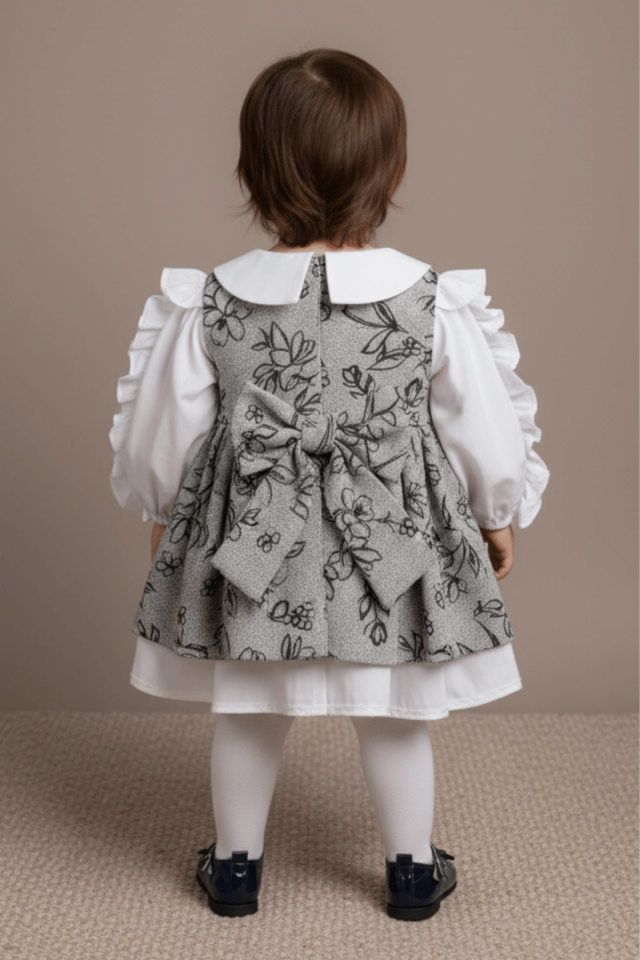 Graues Babykleid aus gestrickter Baumwolle mit gerafften Ärmeln und Brosche