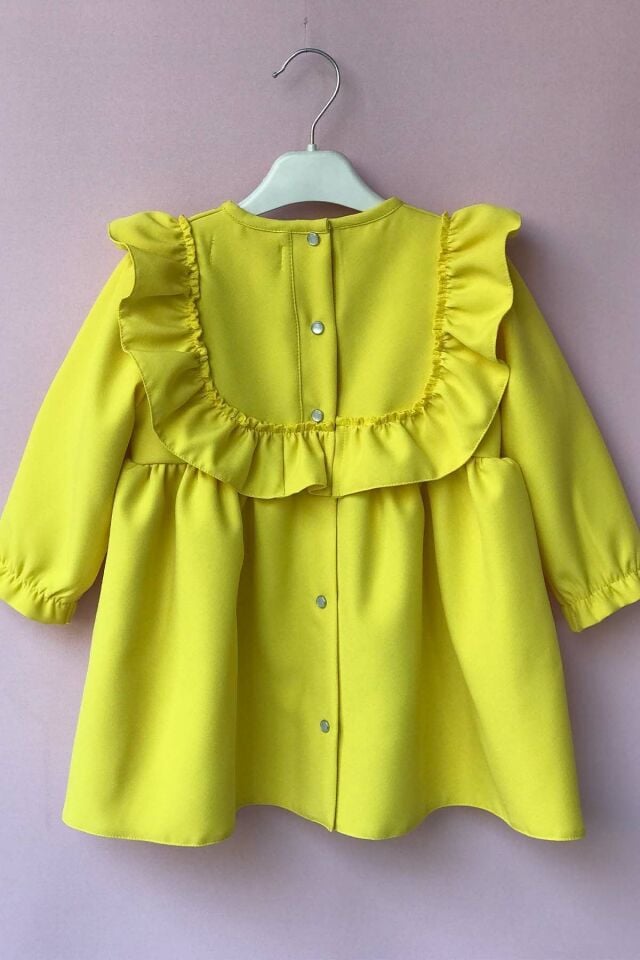 Gelbes Babykleid aus Krepp mit Rüschen und Schleifen