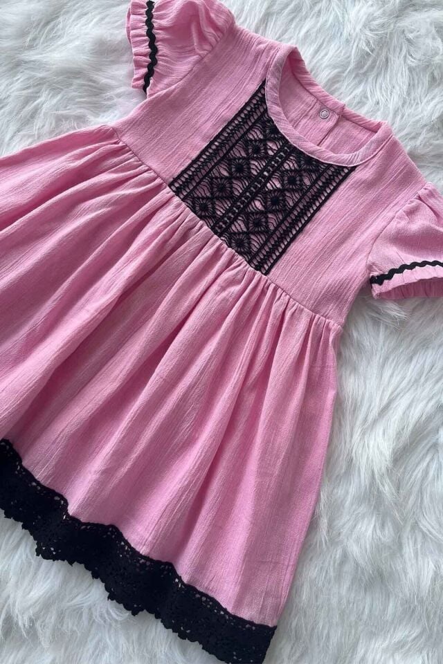 Siyah Dantel Ve Su Taşı Detaylı Şile Bezi Pembe Kız Çocuk Bebek Elbise