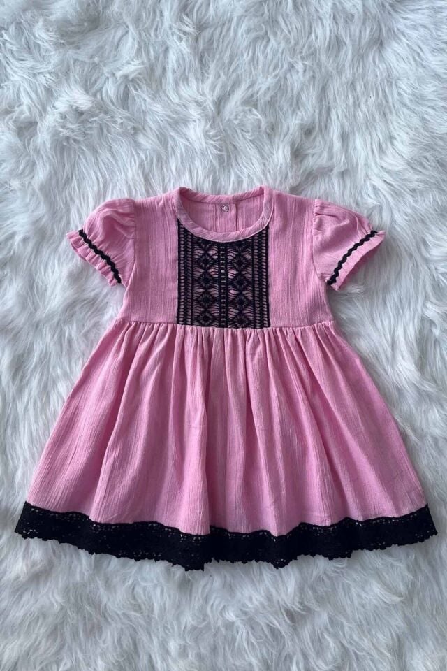 Siyah Dantel Ve Su Taşı Detaylı Şile Bezi Pembe Kız Çocuk Bebek Elbise